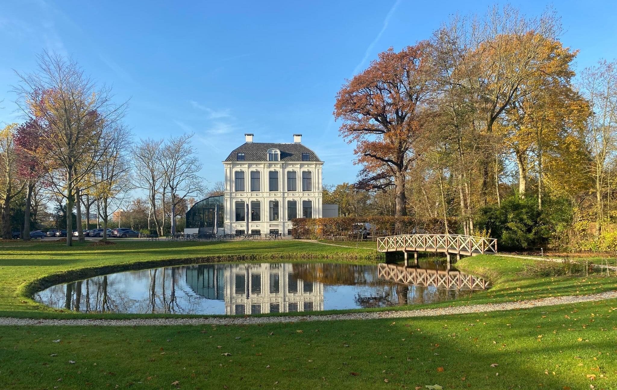 Romantische parktuin met rijkelijk beplantingsplan