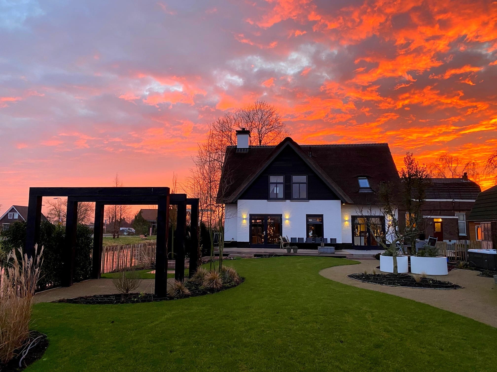 Landelijke familietuin met sierlijke grassen