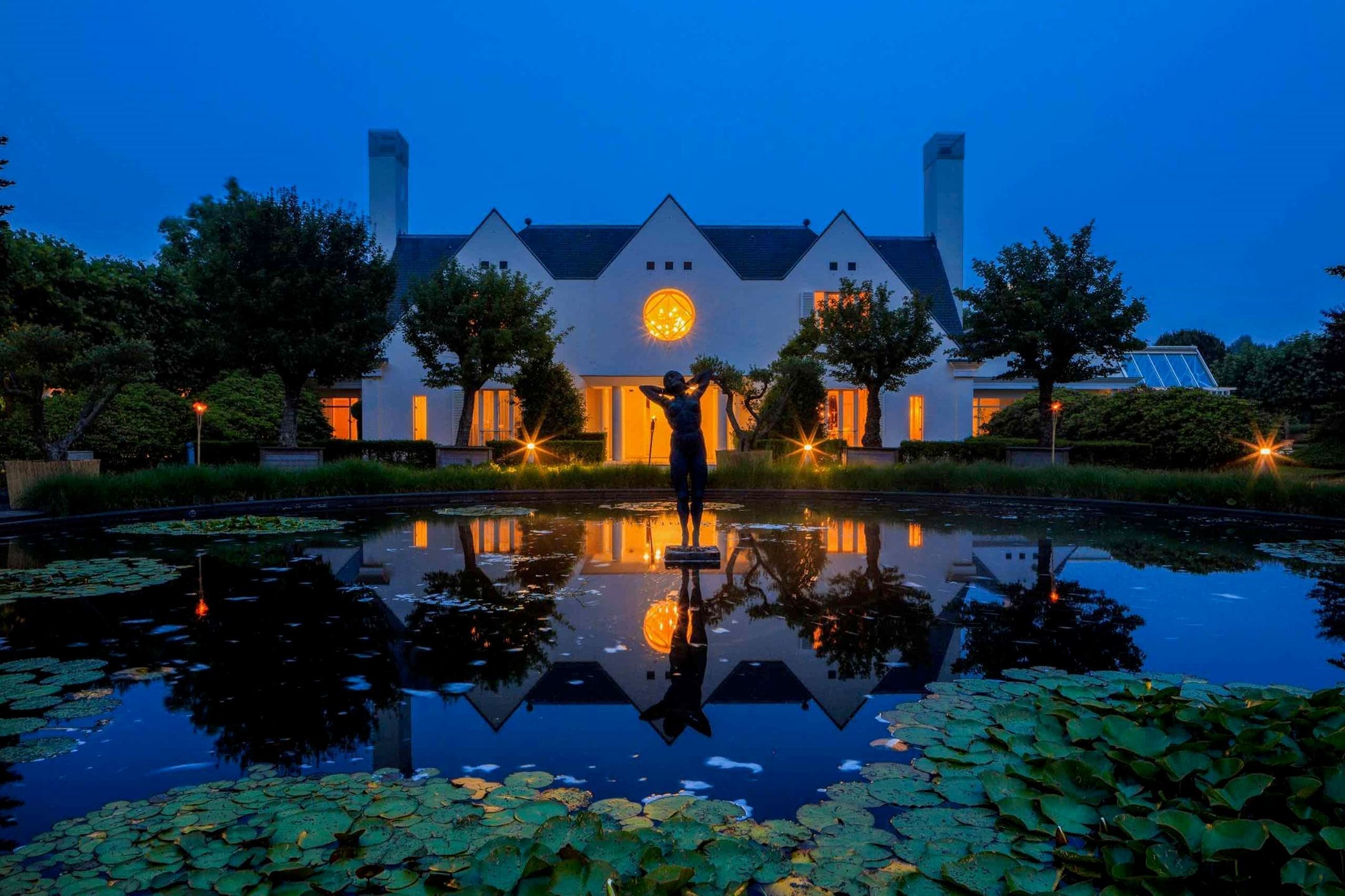 Indrukwekkende parktuin met spiegelvijver