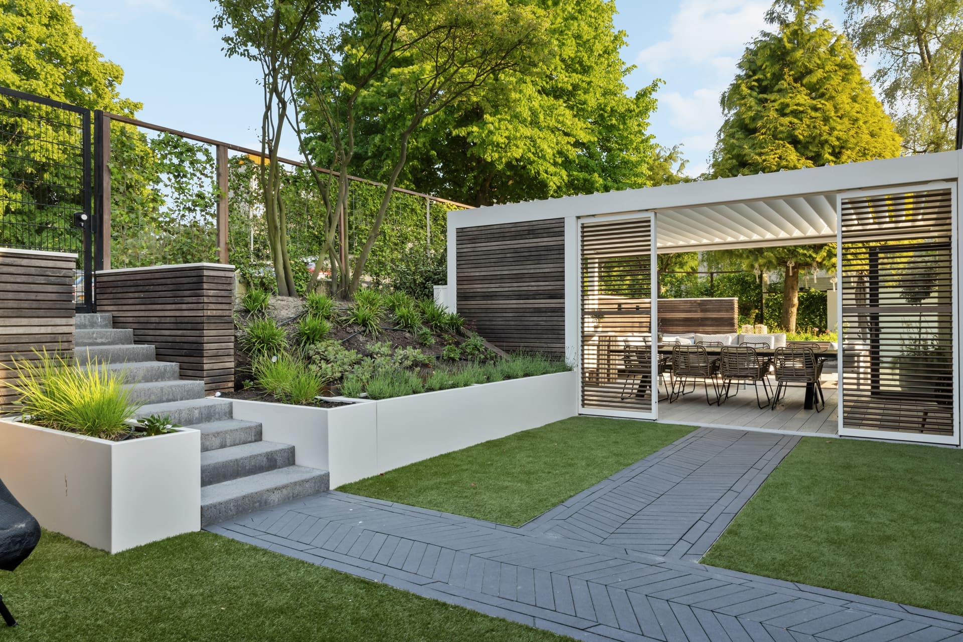 Moderne tuin met prominente buitenkeuken