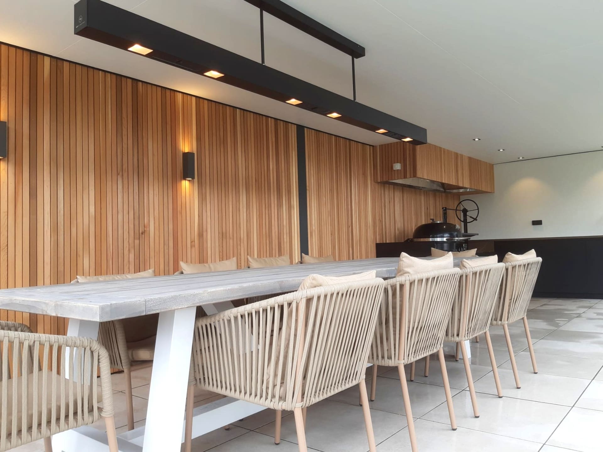 Wellness tuin met high-end overkapping en custommade buitenkeuken