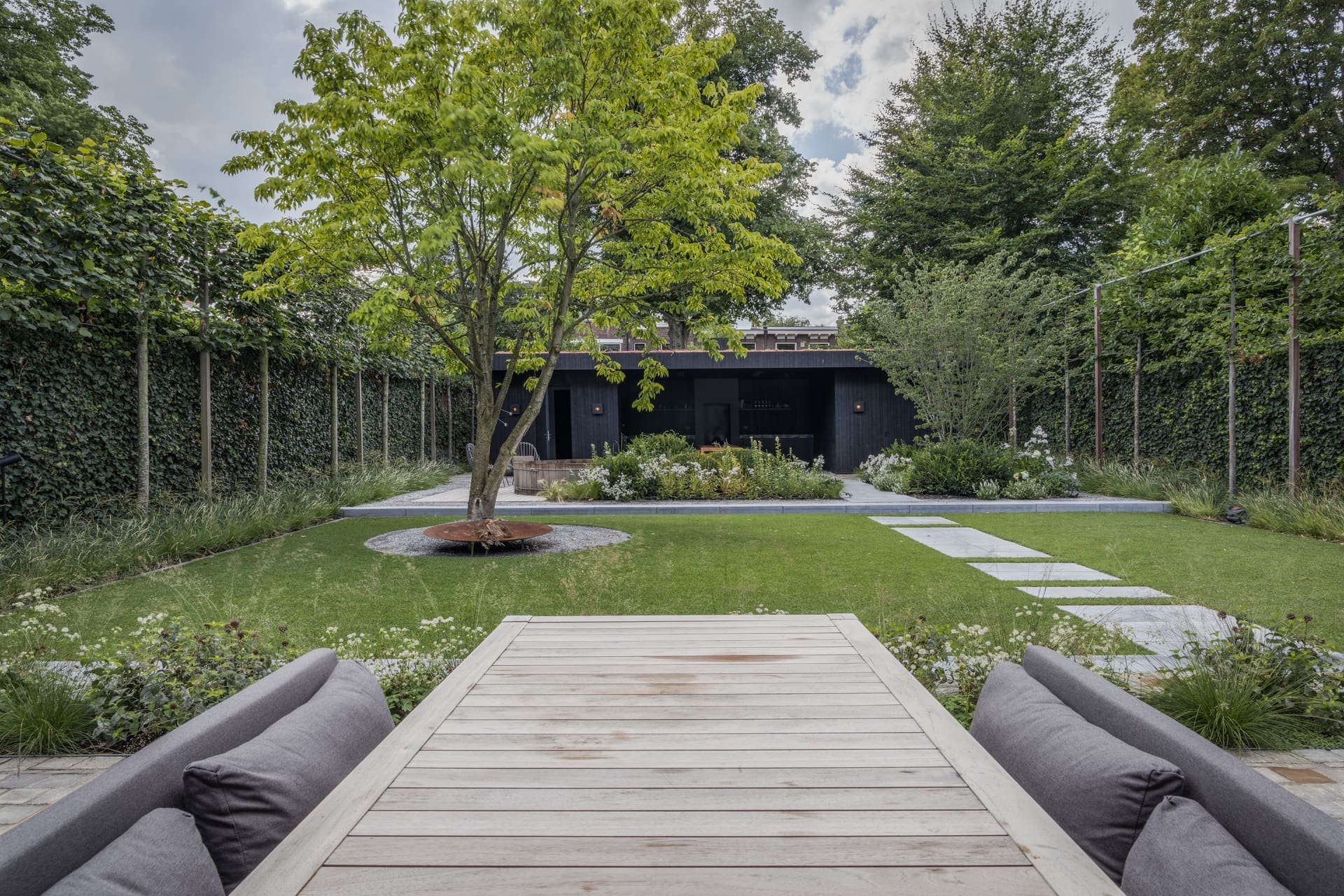 Naturally inspired garden met hottub