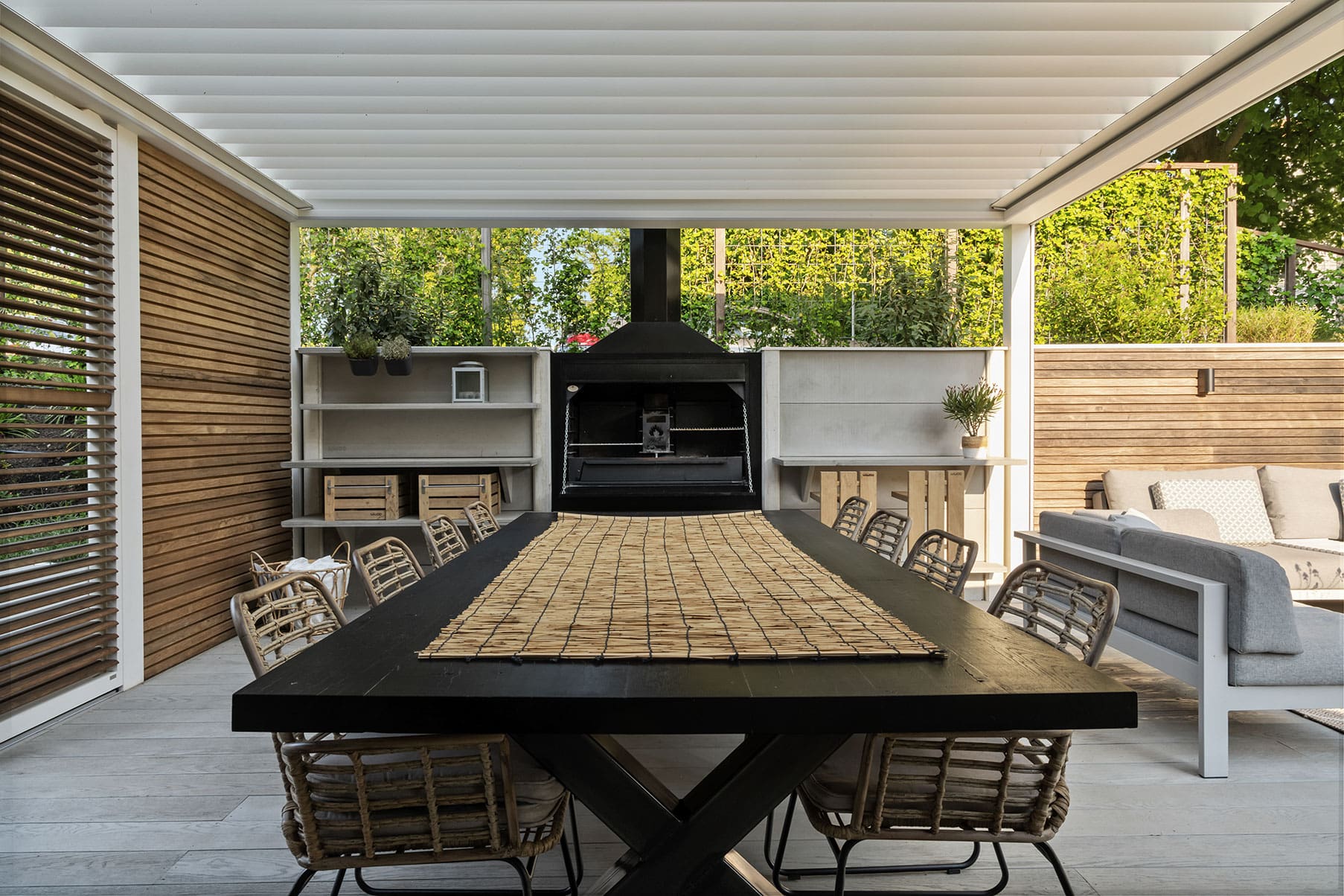 Robuuste WWOO keuken met pizza oven