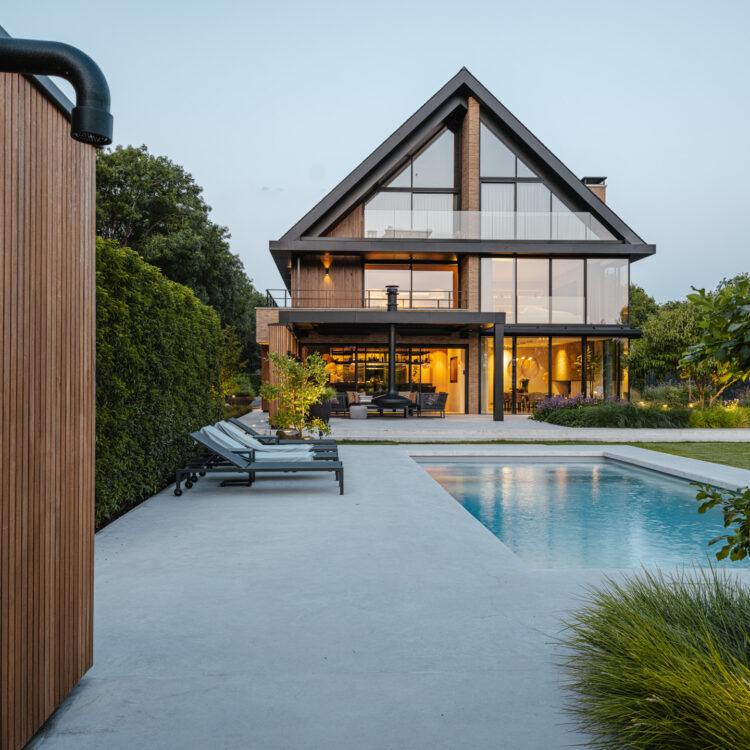 Serene Simplicity: A Modern Garden Oasis